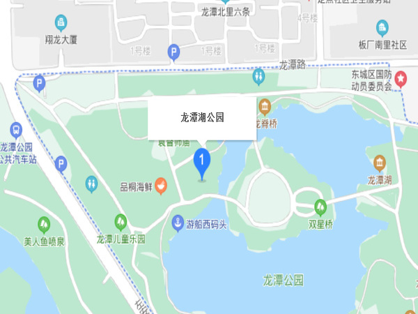 龍?zhí)逗?>龍?zhí)逗?，位于北京市東城區(qū)外城東南隅，龍須溝流經(jīng)此地，故命名為“龍?zhí)逗?rdquo;。為古高梁河穿過(guò)的地區(qū)，屬海河流域北運(yùn)河支流通惠河支流護(hù)城河水系。因明圍筑外城墻的窯坑積水形成，中華人民共和國(guó)建國(guó)后，疏挖成三處湖面，面積44.3萬(wàn)多平方米，并于1980年代建成大型河湖公園（龍?zhí)逗珗@、北京游樂(lè)園、龍?zhí)段骱珗@）。也是南城雨水的調(diào)蓄湖泊</ul></div>
<div   id=